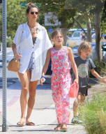 PEOPLE - Alessandra Ambrosio mit Anja und Noah unterwegs in Brentwood