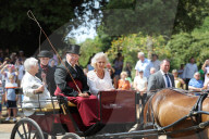 PEOPLE - Camilla und Judi Dench schlecken Glace zusammen 