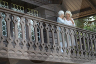 PEOPLE - Camilla und Judi Dench schlecken Glace zusammen 