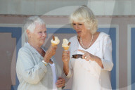 PEOPLE - Camilla und Judi Dench schlecken Glace zusammen 