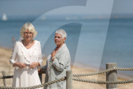 PEOPLE - Camilla und Judi Dench schlecken Glace zusammen 
