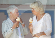 PEOPLE - Camilla und Judi Dench schlecken Glace zusammen 