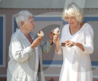 PEOPLE - Camilla und Judi Dench schlecken Glace zusammen 