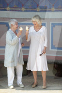 PEOPLE - Camilla und Judi Dench schlecken Glace zusammen 
