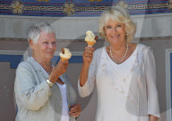 PEOPLE - Camilla und Judi Dench schlecken Glace zusammen 