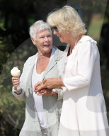 PEOPLE - Camilla und Judi Dench schlecken Glace zusammen 