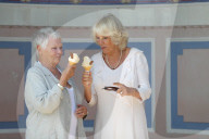 PEOPLE - Camilla und Judi Dench schlecken Glace zusammen 