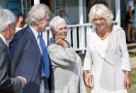 PEOPLE - Camilla und Judi Dench schlecken Glace zusammen 