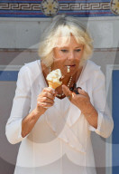 PEOPLE - Camilla und Judi Dench schlecken Glace zusammen 