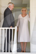 PEOPLE - Camilla und Judi Dench schlecken Glace zusammen 