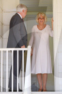 PEOPLE - Camilla und Judi Dench schlecken Glace zusammen 