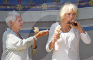 PEOPLE - Camilla und Judi Dench schlecken Glace zusammen 