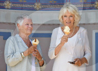 PEOPLE - Camilla und Judi Dench schlecken Glace zusammen 