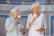 PEOPLE - Camilla und Judi Dench schlecken Glace zusammen 