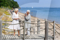 PEOPLE - Camilla und Judi Dench schlecken Glace zusammen 