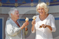 PEOPLE - Camilla und Judi Dench schlecken Glace zusammen 