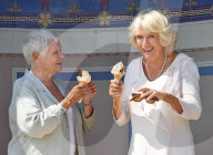 PEOPLE - Camilla und Judi Dench schlecken Glace zusammen 