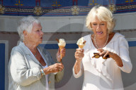 PEOPLE - Camilla und Judi Dench schlecken Glace zusammen 
