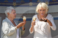 PEOPLE - Camilla und Judi Dench schlecken Glace zusammen 