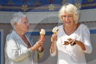 PEOPLE - Camilla und Judi Dench schlecken Glace zusammen 