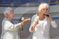 PEOPLE - Camilla und Judi Dench schlecken Glace zusammen 