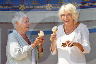 PEOPLE - Camilla und Judi Dench schlecken Glace zusammen 