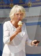 PEOPLE - Camilla und Judi Dench schlecken Glace zusammen 