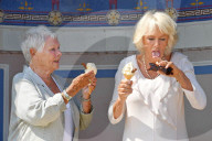 PEOPLE - Camilla und Judi Dench schlecken Glace zusammen 