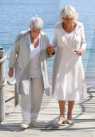PEOPLE - Camilla und Judi Dench schlecken Glace zusammen 