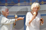 PEOPLE - Camilla und Judi Dench schlecken Glace zusammen 