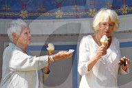 PEOPLE - Camilla und Judi Dench schlecken Glace zusammen 