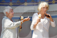 PEOPLE - Camilla und Judi Dench schlecken Glace zusammen 
