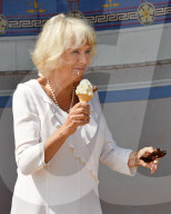 PEOPLE - Camilla und Judi Dench schlecken Glace zusammen 