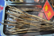 FEATURE - China: Leckere Insekten Snacks am Bier Festival in Qingdao