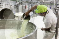 FEATURE - Mozzarella-Produktion in einer Molkerei bei Neapel
