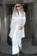 PEOPLE - Elle Macpherson verlässt gut gelaunt die Today Show in New York