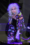 PEOPLE - Bühnenakrobatik mit Cyndi Lauper