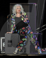 PEOPLE - Bühnenakrobatik mit Cyndi Lauper