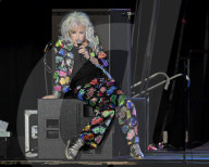 PEOPLE - Bühnenakrobatik mit Cyndi Lauper