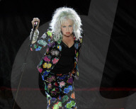 PEOPLE - Bühnenakrobatik mit Cyndi Lauper