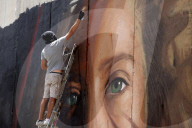 NEWS - Bethlehem: Riesenporträt der festgenommenen Teenagerin Ahed Tamimi an der Mauer
