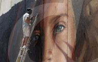 NEWS - Bethlehem: Riesenporträt der festgenommenen Teenagerin Ahed Tamimi an der Mauer