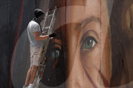 NEWS - Bethlehem: Riesenporträt der festgenommenen Teenagerin Ahed Tamimi an der Mauer