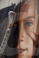 NEWS - Bethlehem: Riesenporträt der festgenommenen Teenagerin Ahed Tamimi an der Mauer