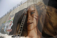 NEWS - Bethlehem: Riesenporträt der festgenommenen Teenagerin Ahed Tamimi an der Mauer