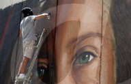 NEWS - Bethlehem: Riesenporträt der festgenommenen Teenagerin Ahed Tamimi an der Mauer