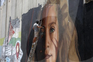 NEWS - Bethlehem: Riesenporträt der festgenommenen Teenagerin Ahed Tamimi an der Mauer
