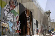 NEWS - Bethlehem: Riesenporträt der festgenommenen Teenagerin Ahed Tamimi an der Mauer