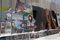 NEWS - Bethlehem: Riesenporträt der festgenommenen Teenagerin Ahed Tamimi an der Mauer