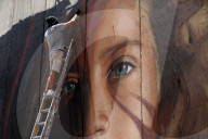 NEWS - Bethlehem: Riesenporträt der festgenommenen Teenagerin Ahed Tamimi an der Mauer